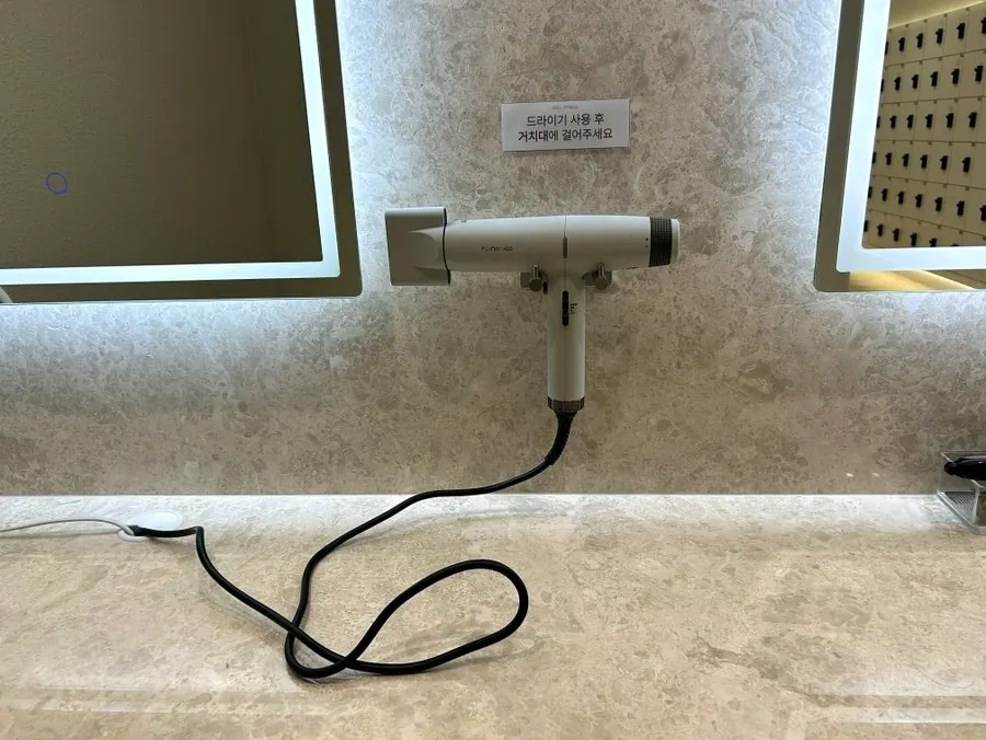 칸막이로 나뉜 헬스장 샤워실 내부