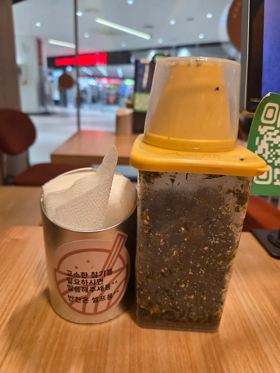 밥 위에 고기와 스팸을 올린 한 숟갈