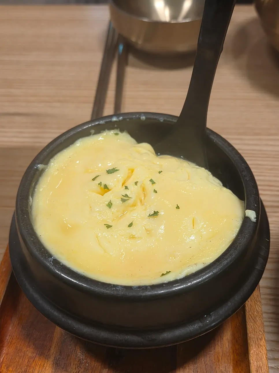 테이블에 놓인 김자반 통