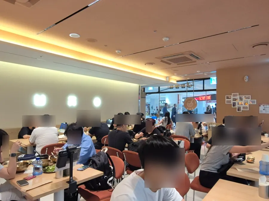 금요일 저녁 밥장인 매장 내부