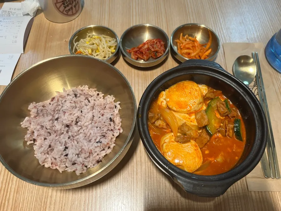 Seasoned shredded radish, kimchi, and bean sprout side dishes