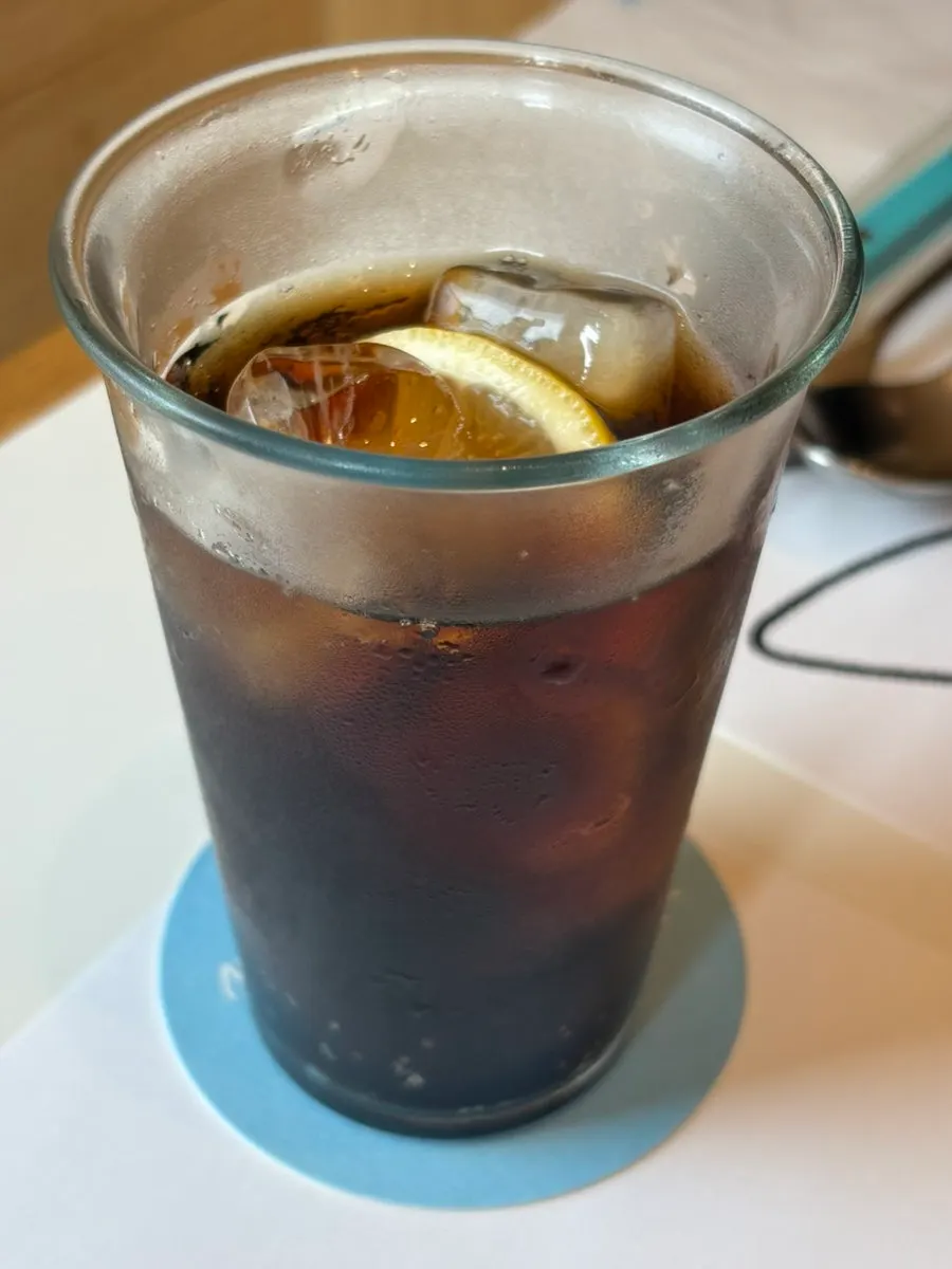 색칠을 마친 테이블 종이