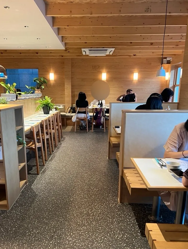 창가 자리에서 보이는 초록 풍경