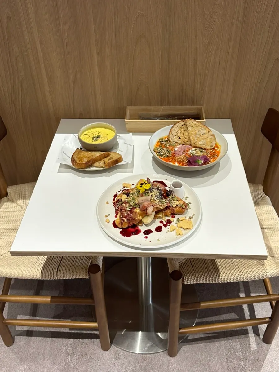 브런치를 기다리는 테이블 세팅