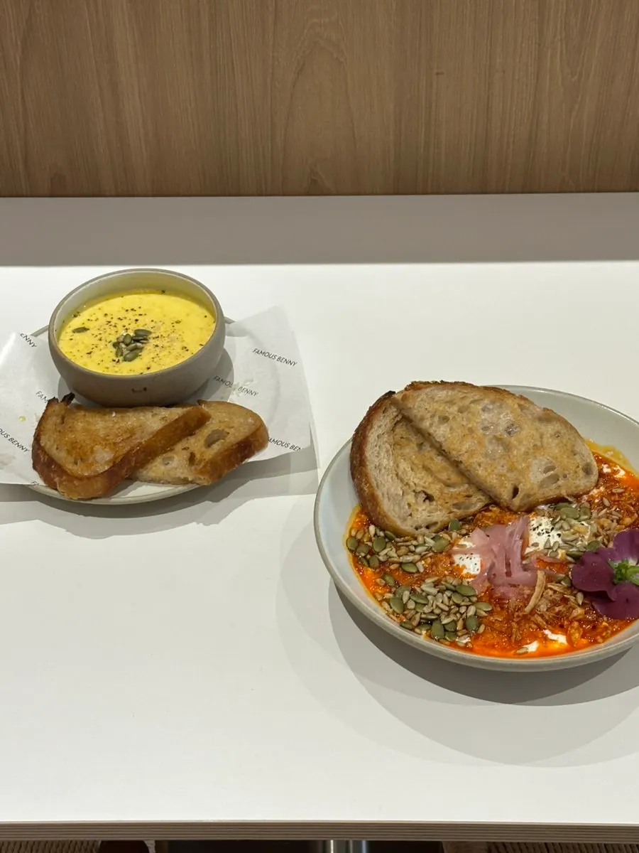 테이블을 채운 브런치 세 접시