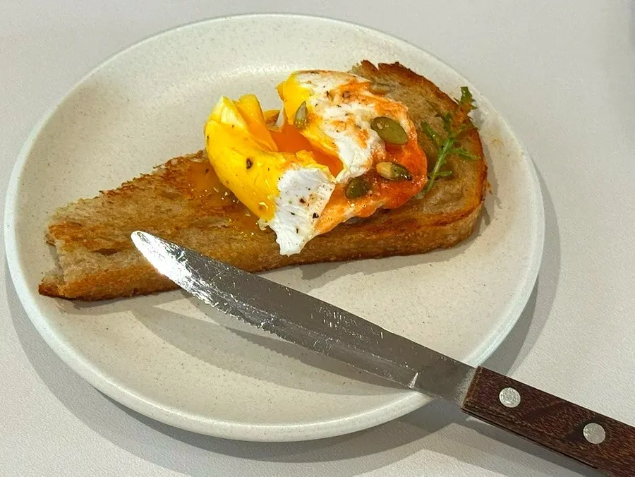 구운 빵 위에 올린 수란