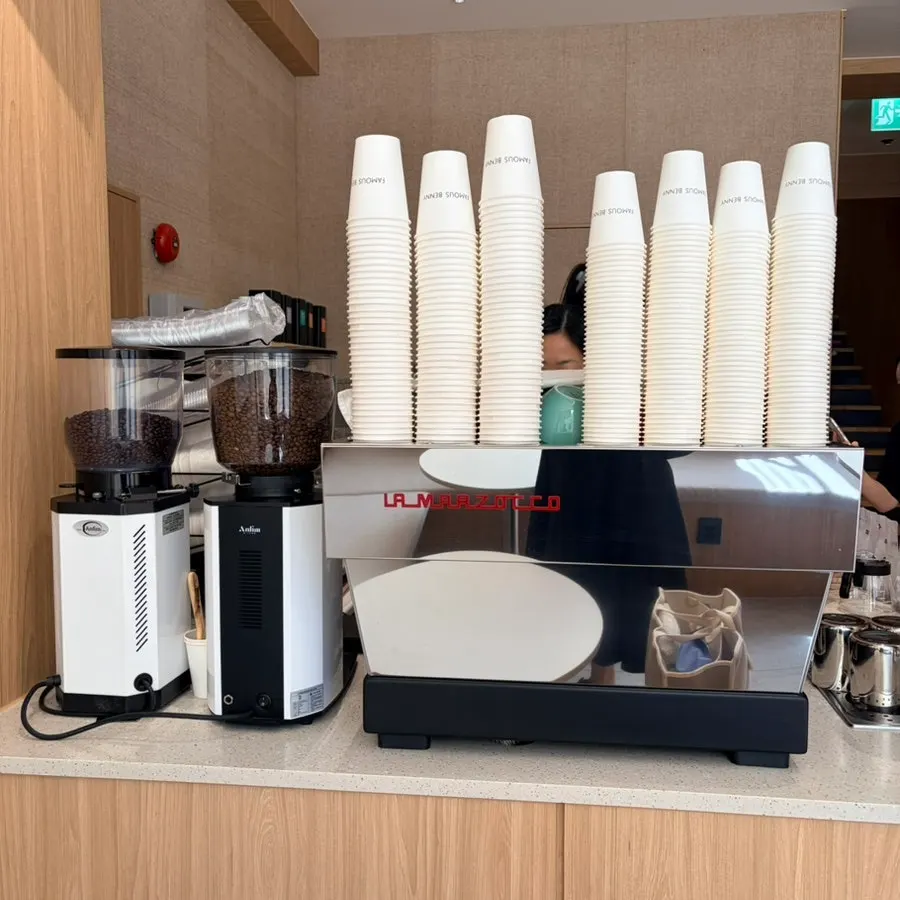 Counter area on the 1st floor of Famous Benny Gwangalli Branch