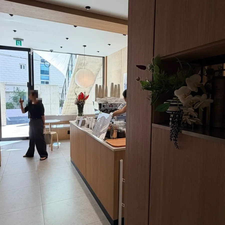 1st floor atmosphere at Famous Benny Gwangalli Branch