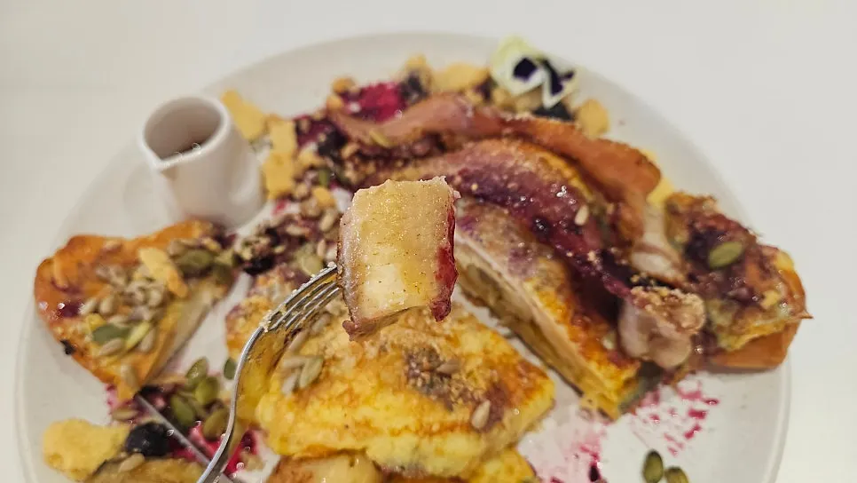 Bacon and banana toppings on the French toast