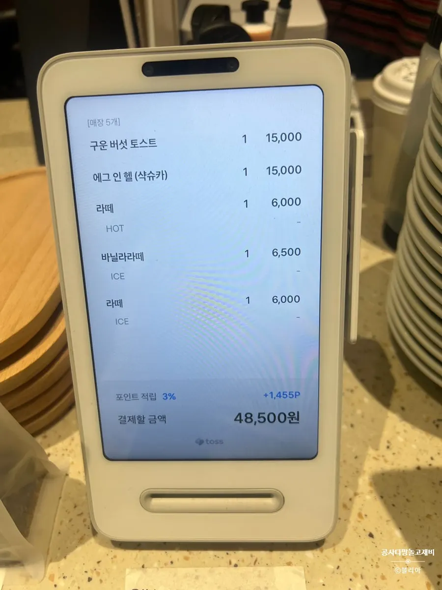 주문한 브런치와 음료가 놓인 테이블