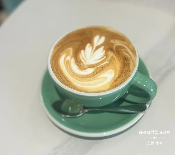 깊고 진한 따뜻한 라떼 한 잔