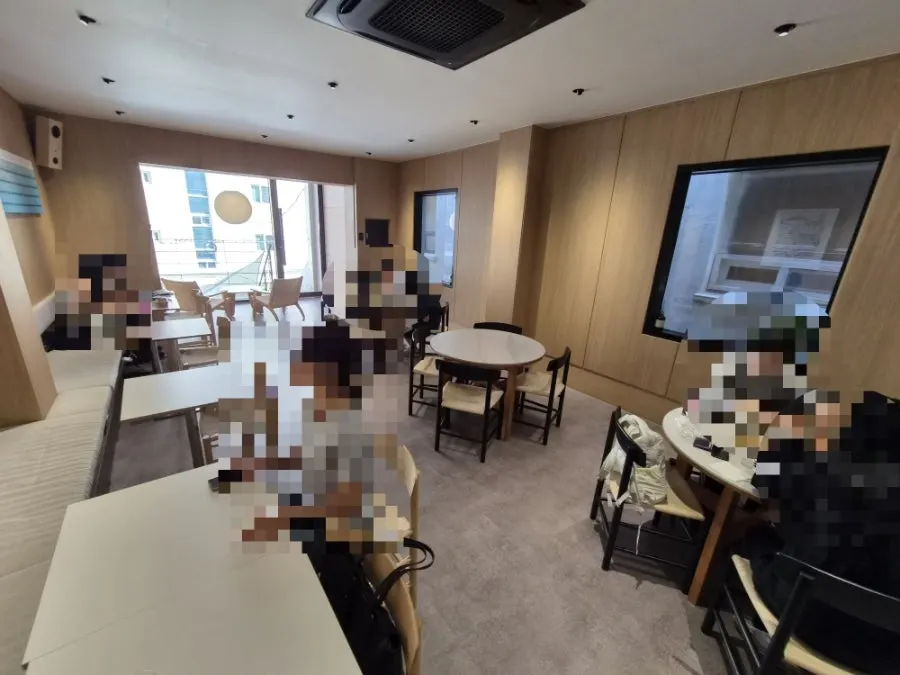 2인·4인 테이블로 구성된 2층 좌석
