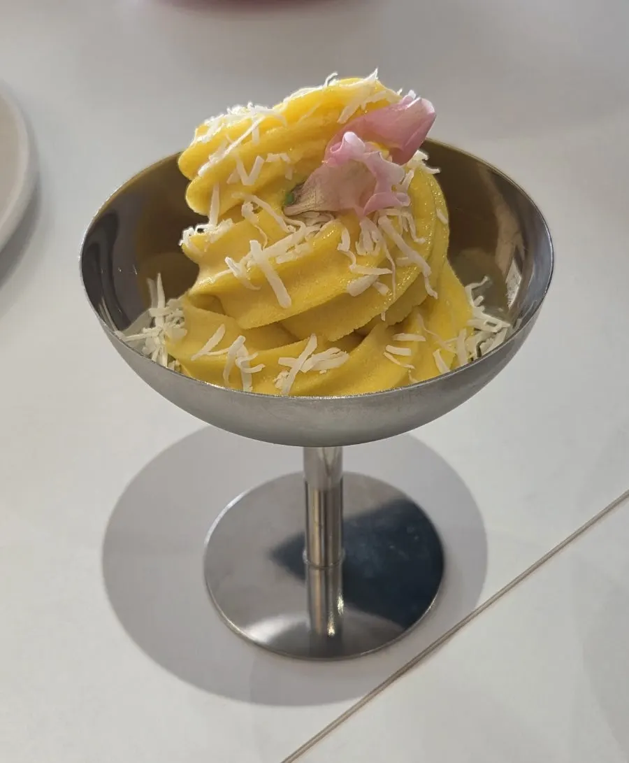 코코넛 가루를 올린 망고 코코넛 젤라또