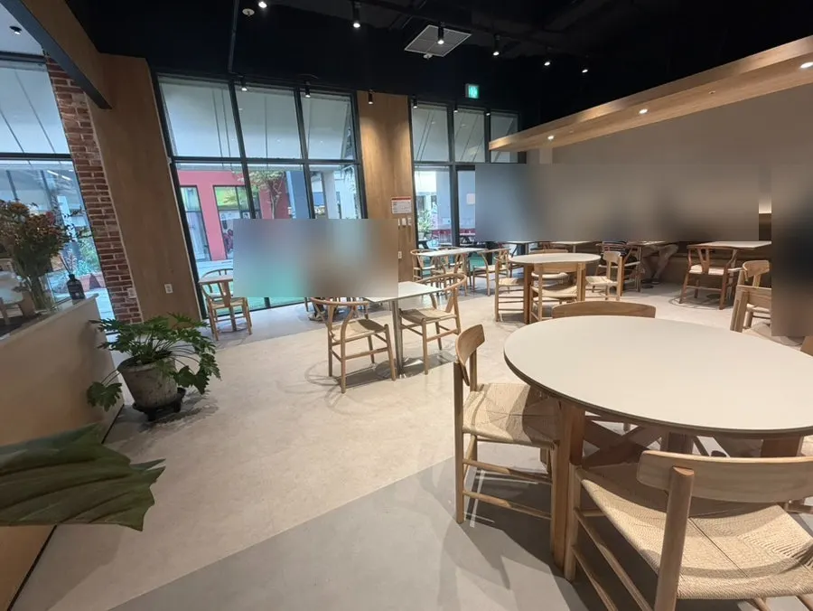 페이머스베니 양산오슬로파크점 입구 주변 모습