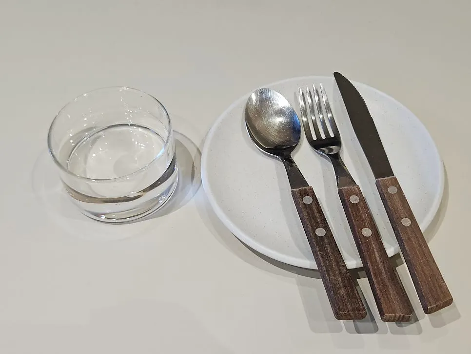 정리된 냅킨과 식기류