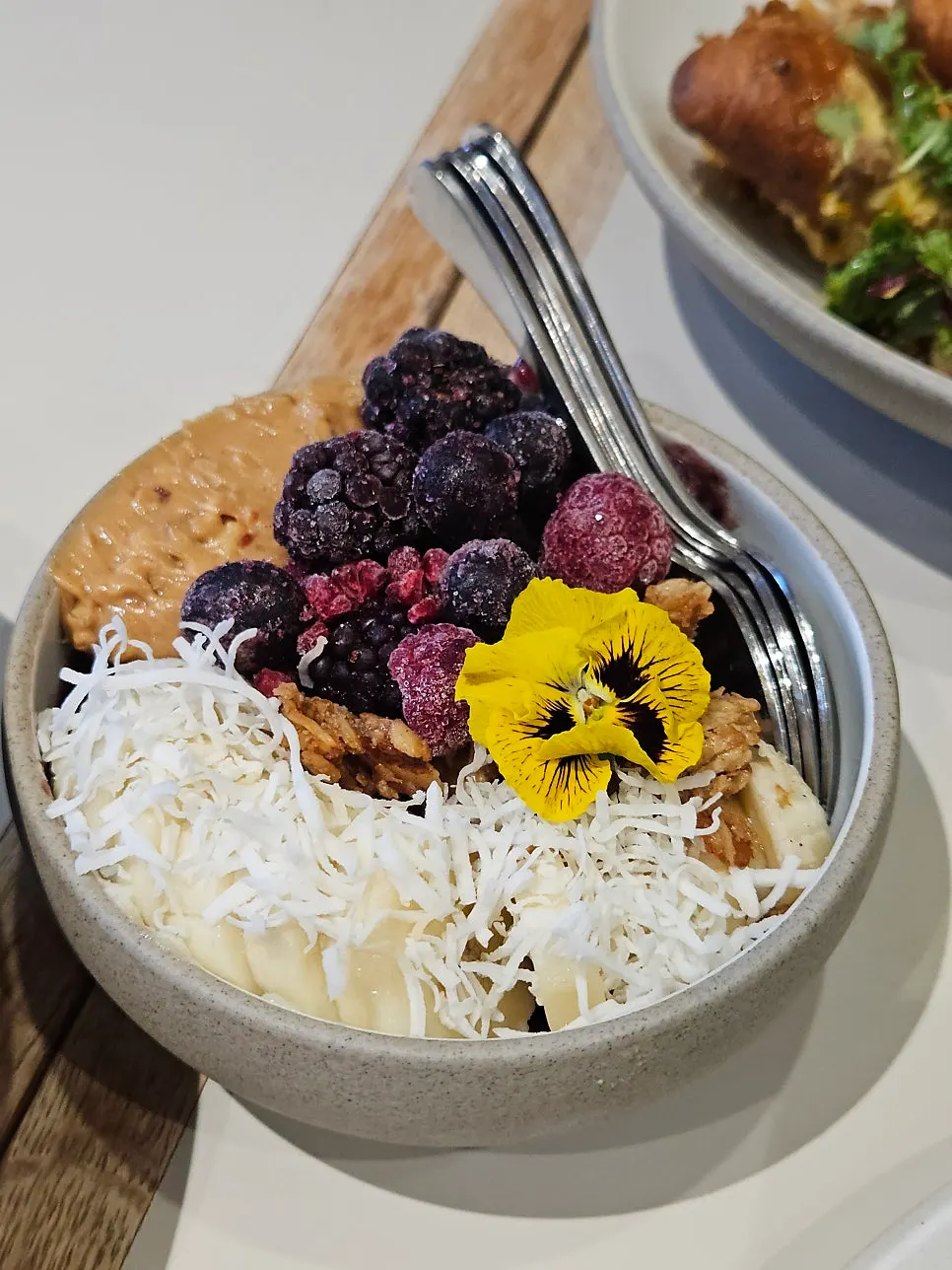 베리와 그래놀라를 올린 아사이볼