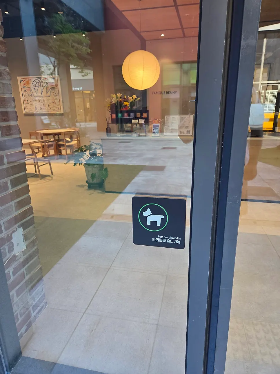 Pets welcome sign at the entrance