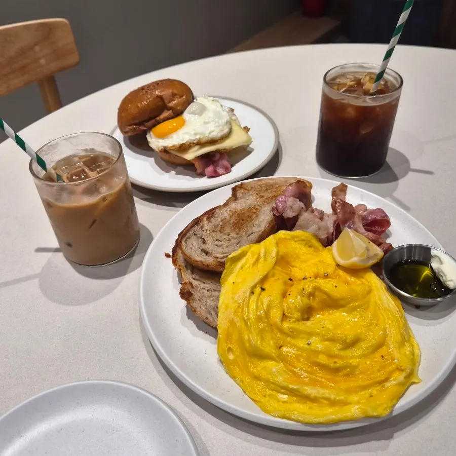 먼저 서빙된 베이컨스크램블토스트