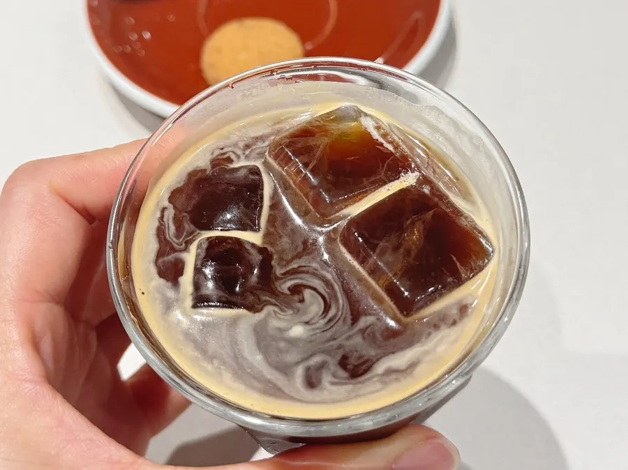 딸기라떼와 브런치 접시가 놓인 테이블