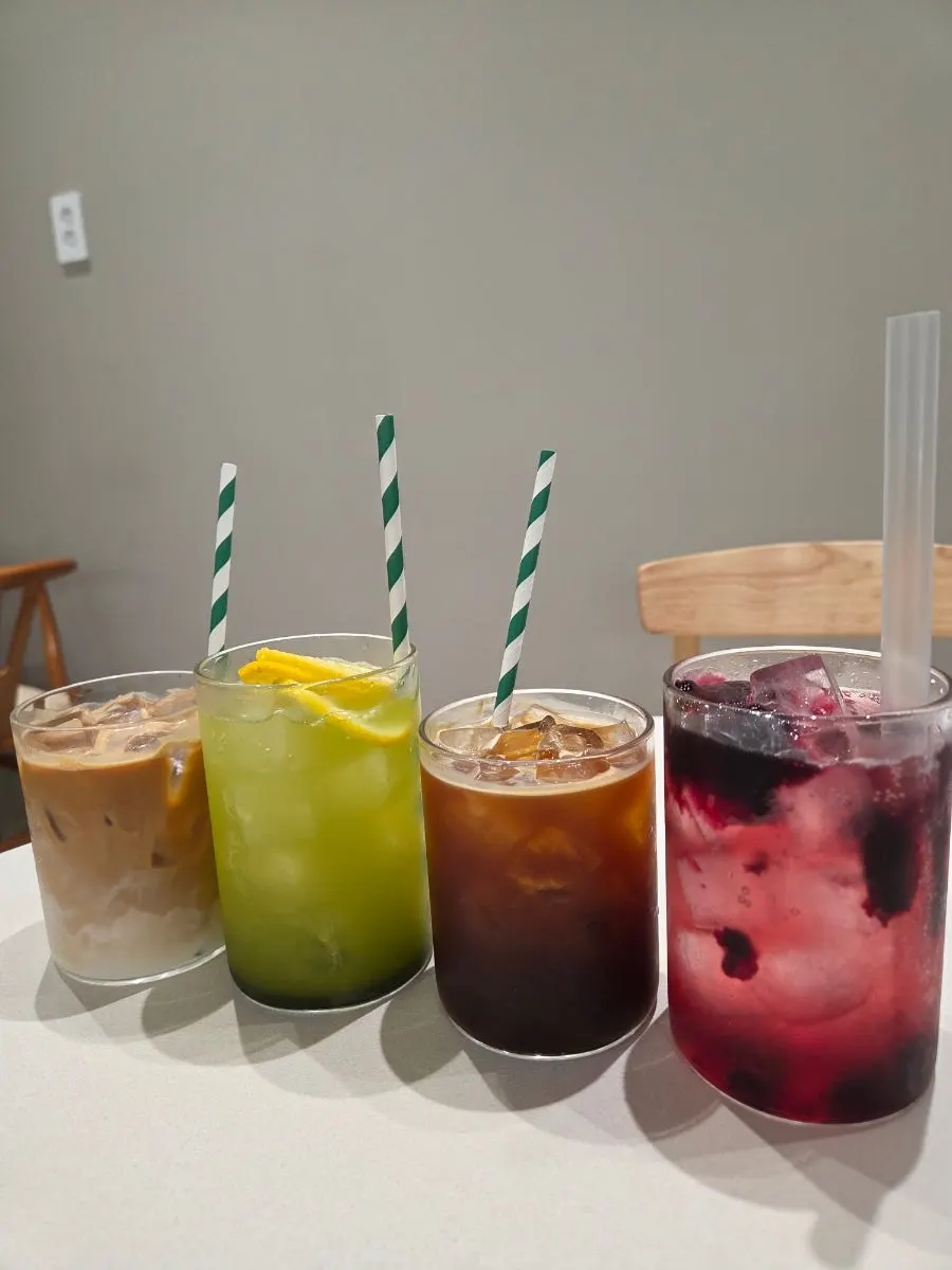 깔끔한 모던 인테리어의 브런치카페 내부