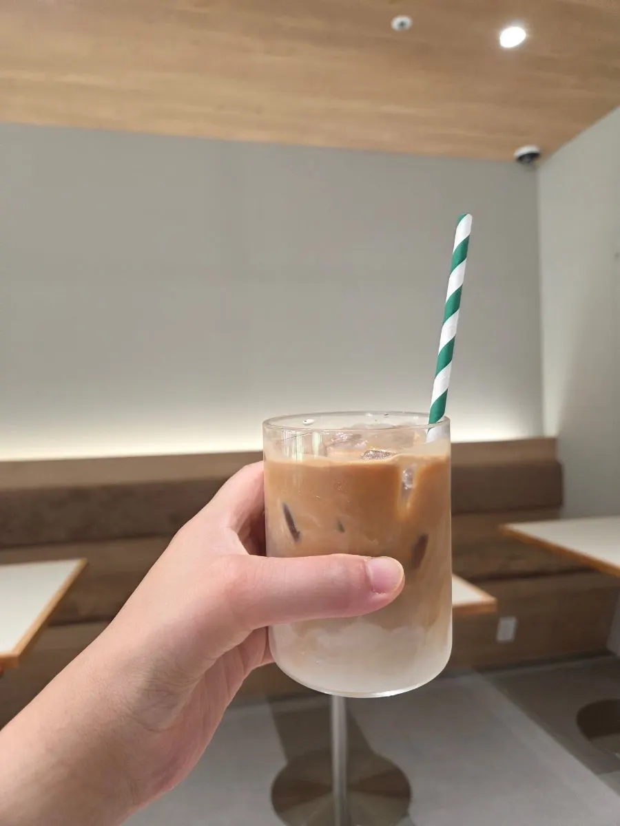 여유롭게 배치된 페이머스베니 좌석
