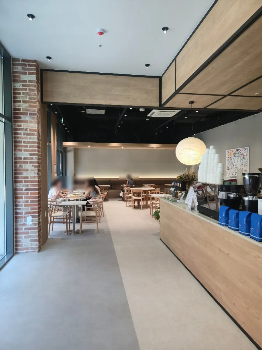 Table seating extending toward the back