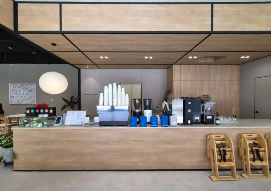 Wide order counter and coffee machine at the center of the café