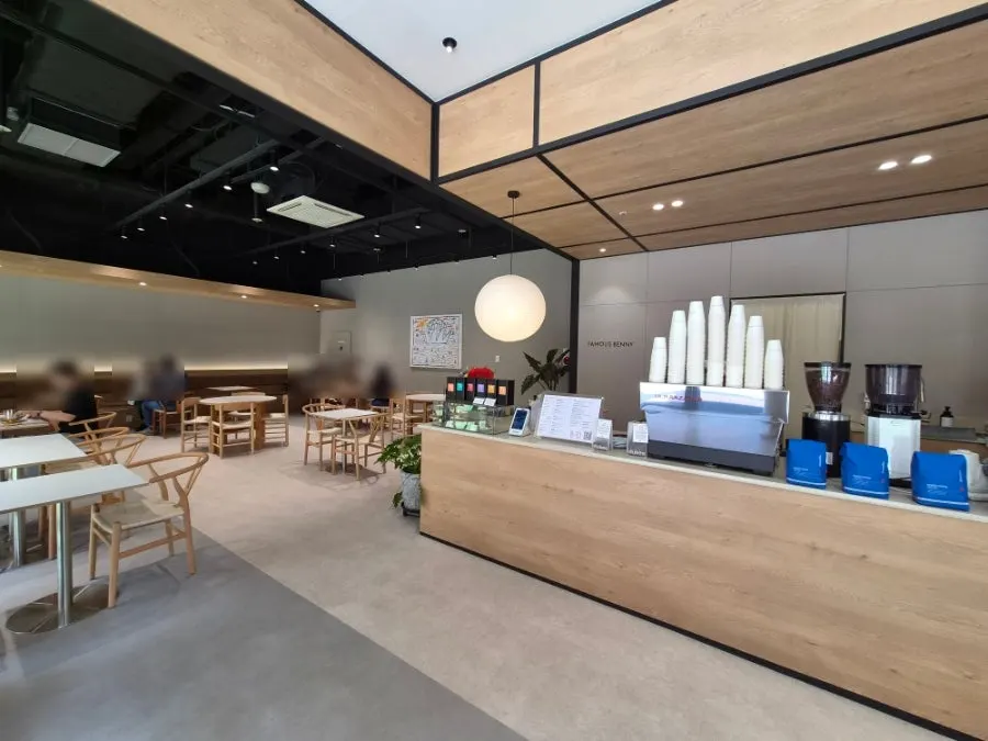 Brunch café seating with wide spacing between tables