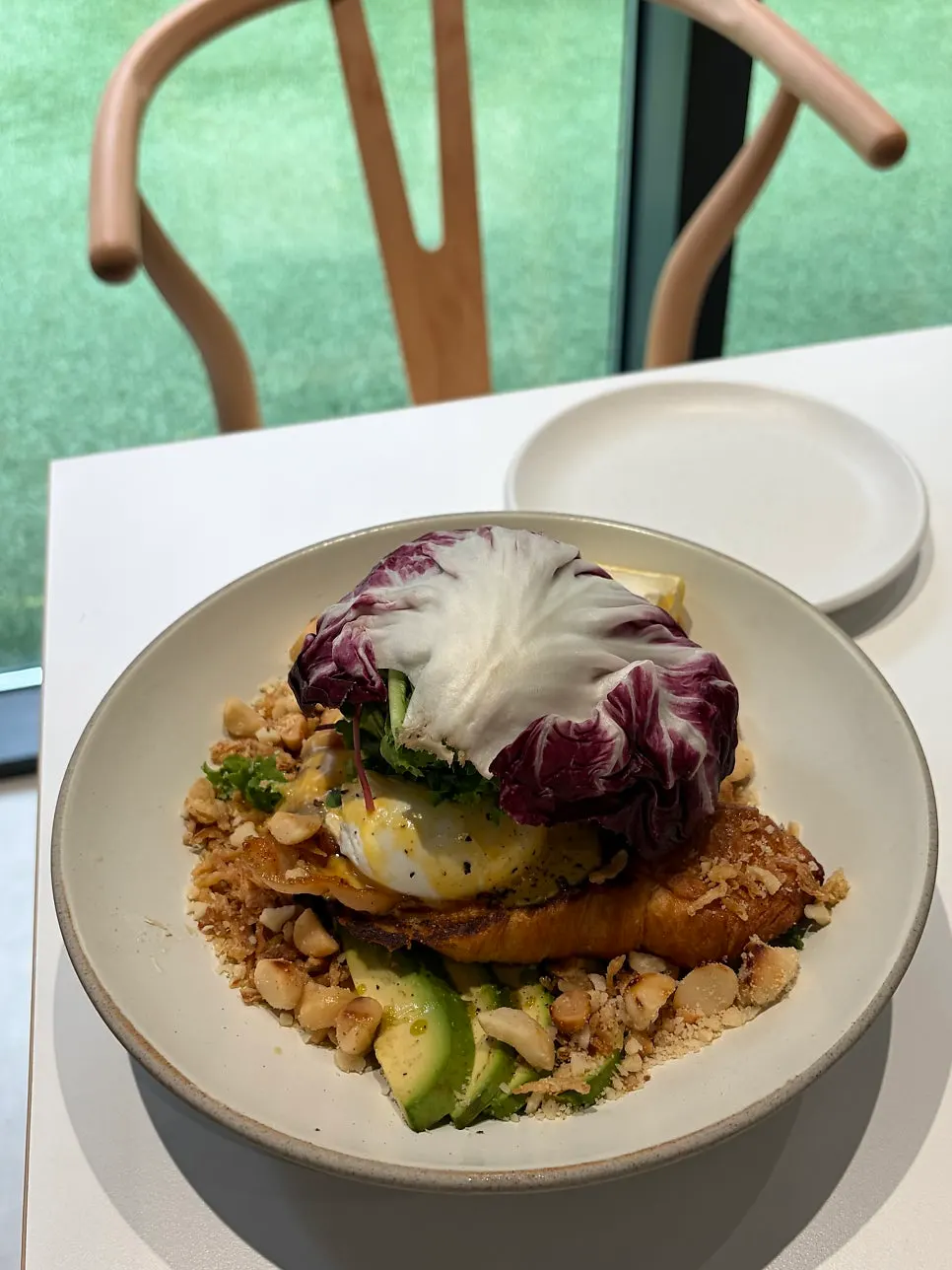 테이블에 차려진 브런치 두 접시