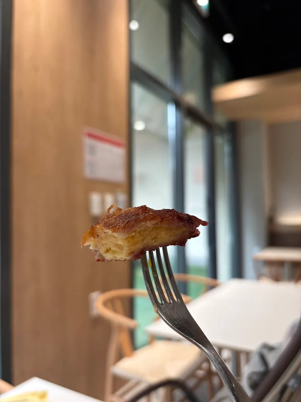 단면이 보이는 크루아상 프렌치토스트