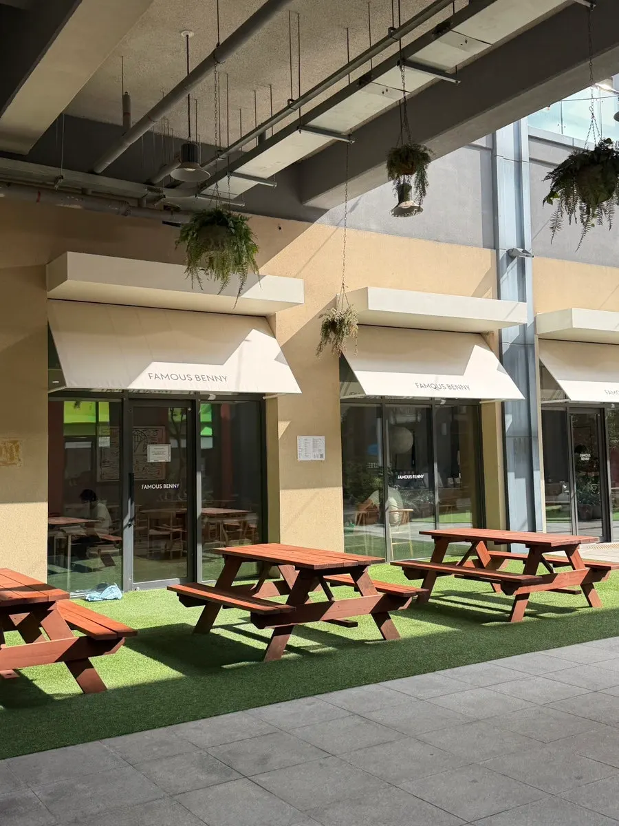 Outdoor terrace seating at Famous Venny Yangsan Oslo Park Branch