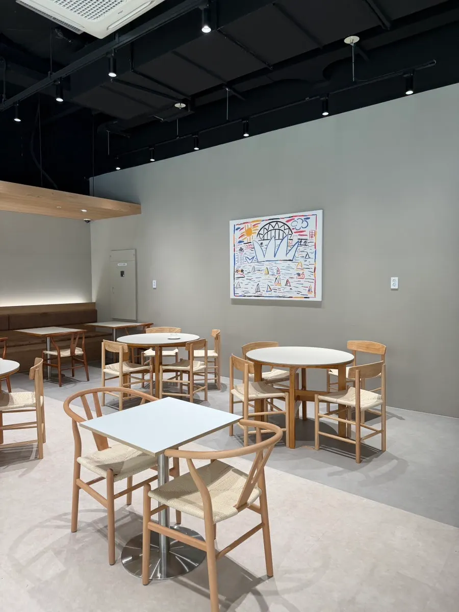 Indoor seating at Famous Venny Yangsan Branch