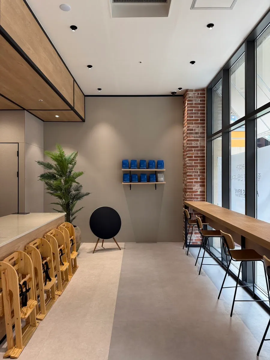 Table area with a baby chair