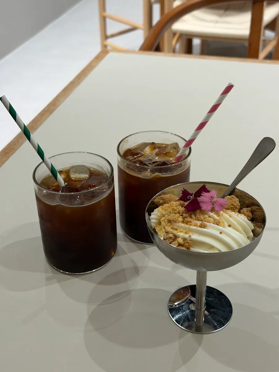 Table with the ordered brunch and drinks