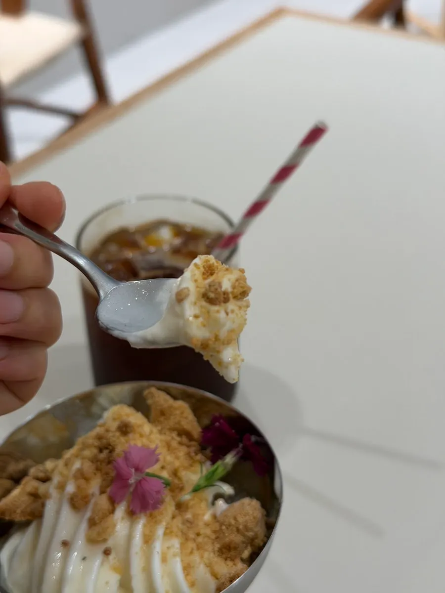 Vanilla crumble gelato topped with a flower
