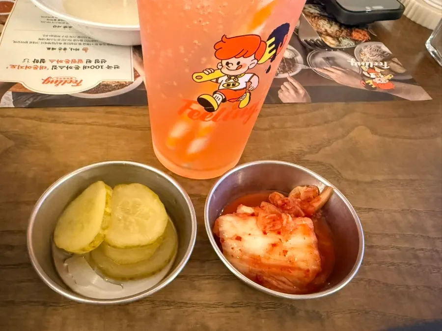 기본으로 나온 피클과 김치
