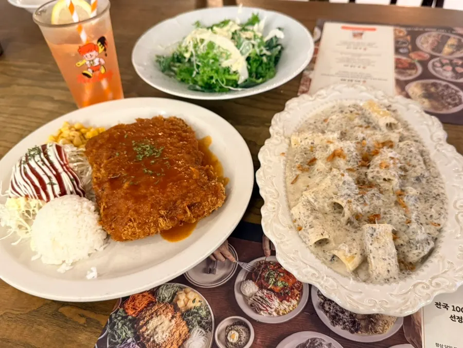 왕치즈돈까스와 머쉬룸 크림파스타 상차림