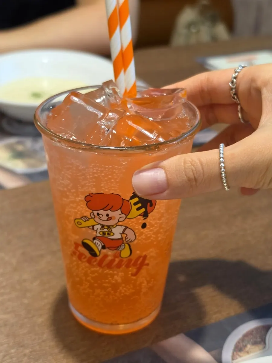 수프와 자몽에이드가 놓인 테이블
