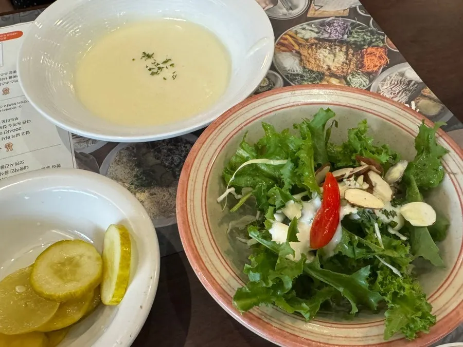 Pre-meal soup and salad served at the table