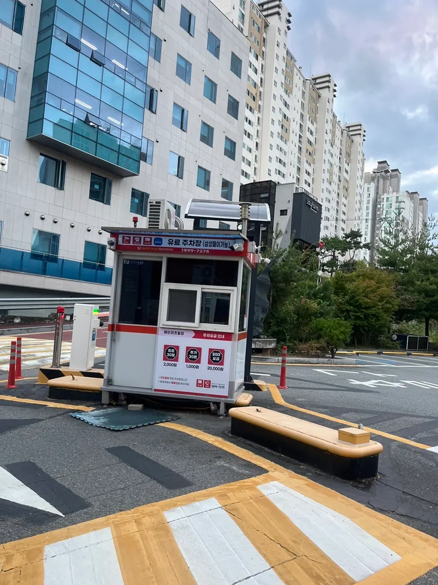 필링돈까스 용봉본점 건물 외관