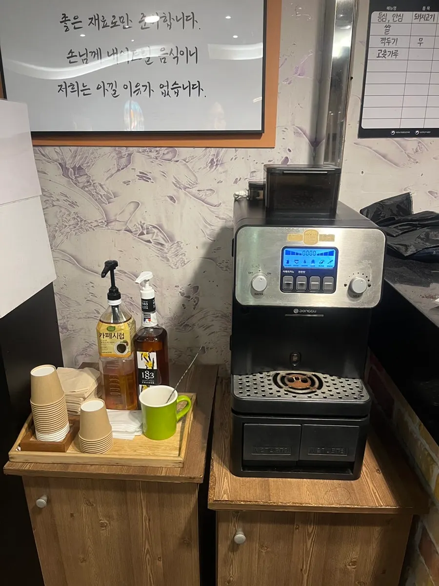 필링돈까스 내부 인테리어 소품