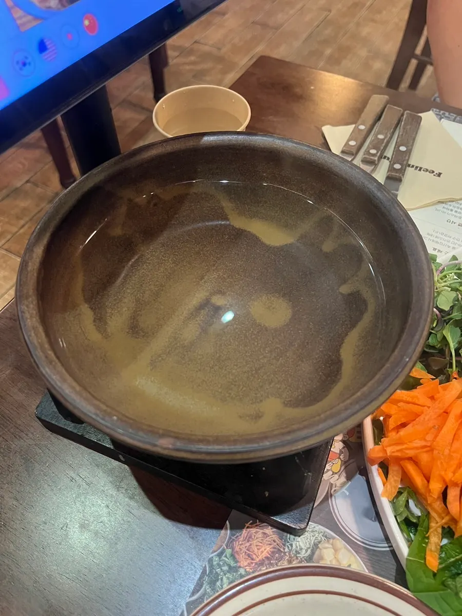먼저 나온 샐러드와 피클