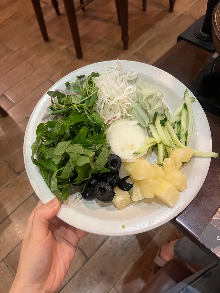 야채가 둘러진 쌈돈까스 한 접시