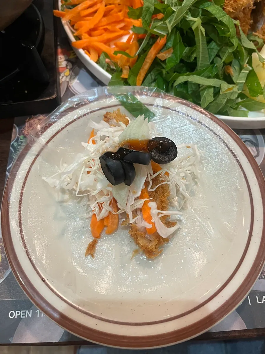 라이스페이퍼에 올린 야채와 돈까스