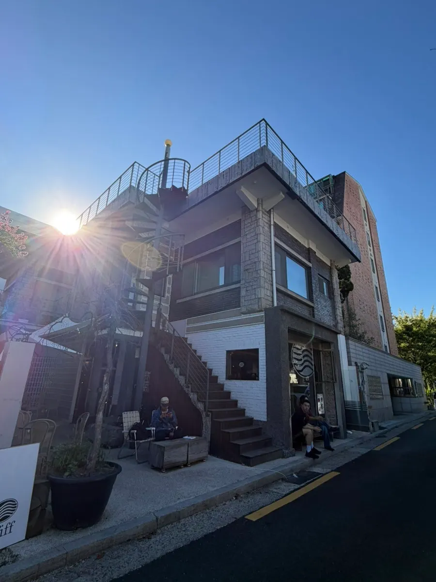 Exterior of Pip Espresso Bar in a Yeonnam-dong alley