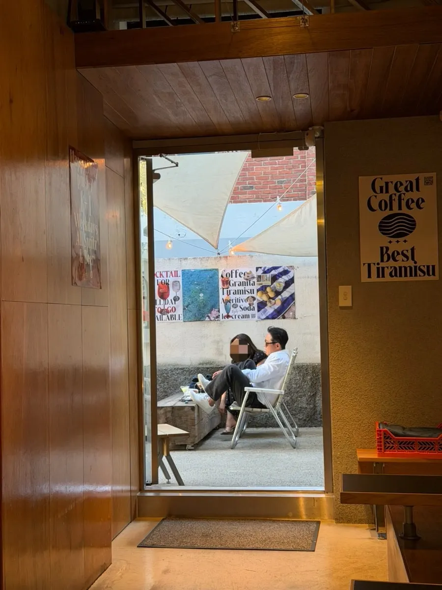 Pip Espresso Bar's outdoor seats, fully occupied