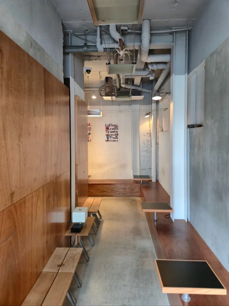 경의선 숲길 근처 연남동 거리와 카페 입구