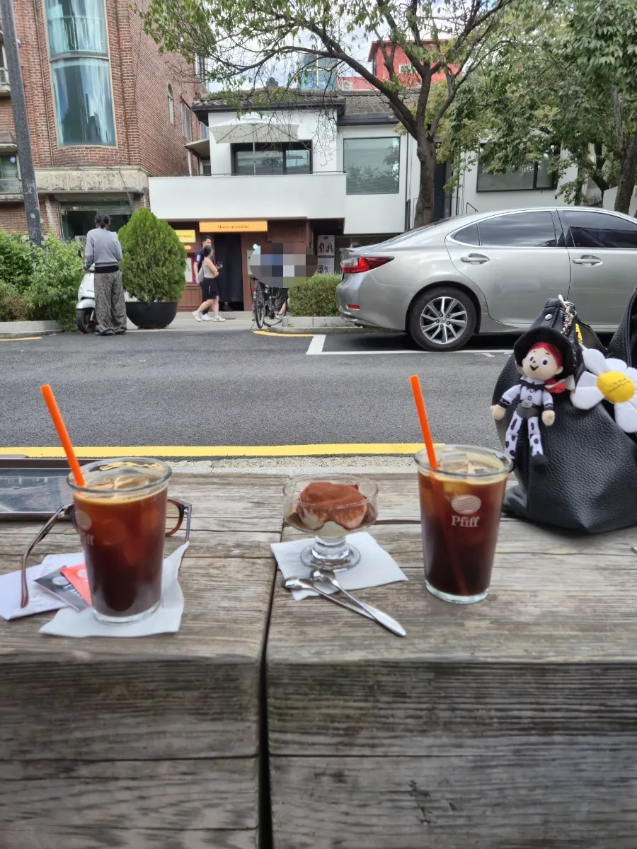 고소한 원두로 내린 아이스 아메리카노