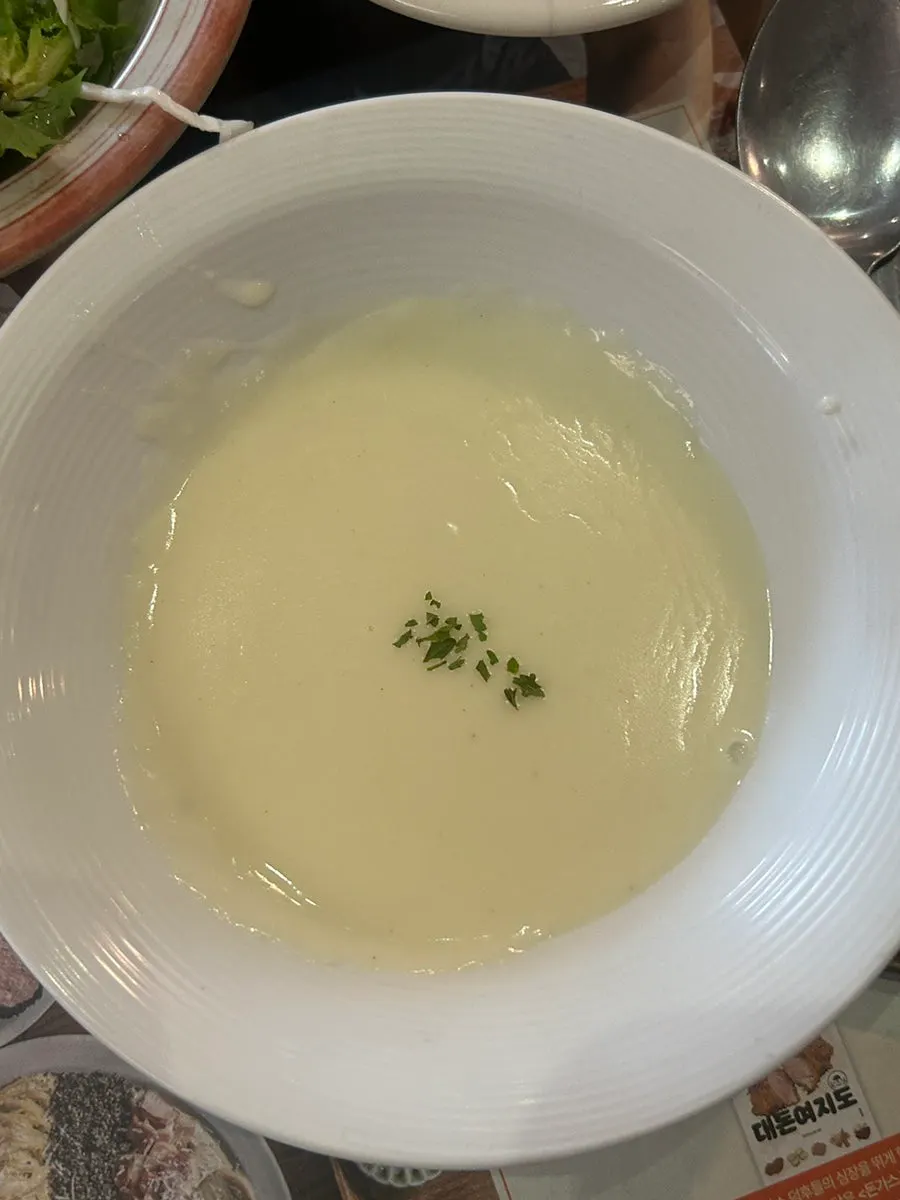 Salad with chicory greens and sauce