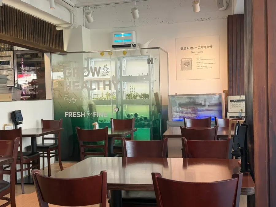 Interior atmosphere of Pine Katsu